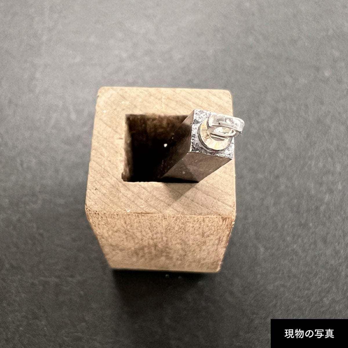 活字ネックレス 10pt｜文字「V」