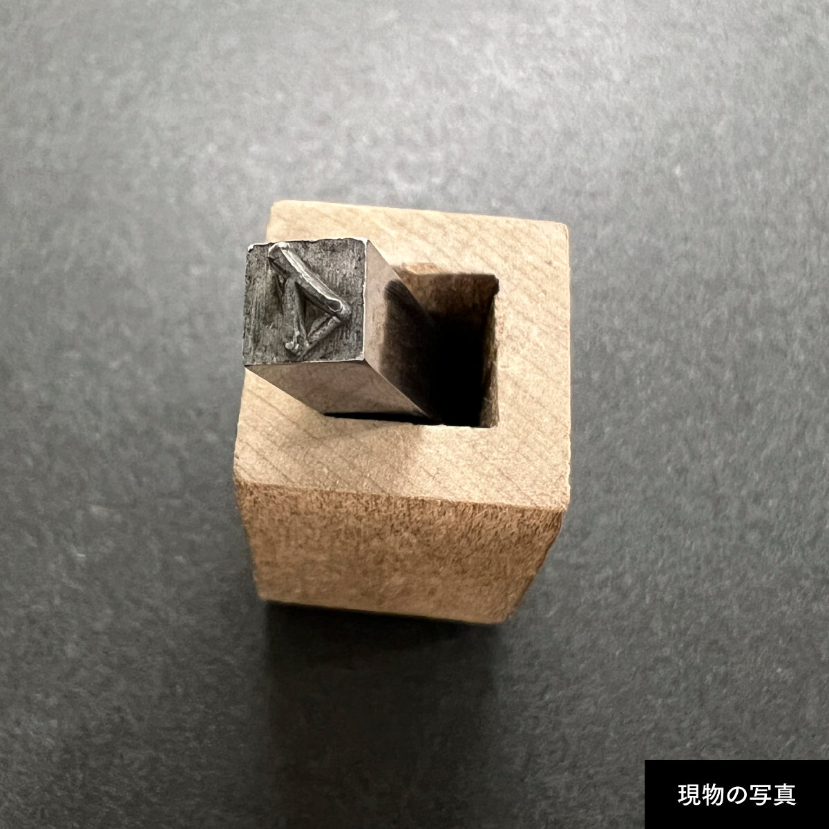 活字ネックレス 13pt｜文字「イ」