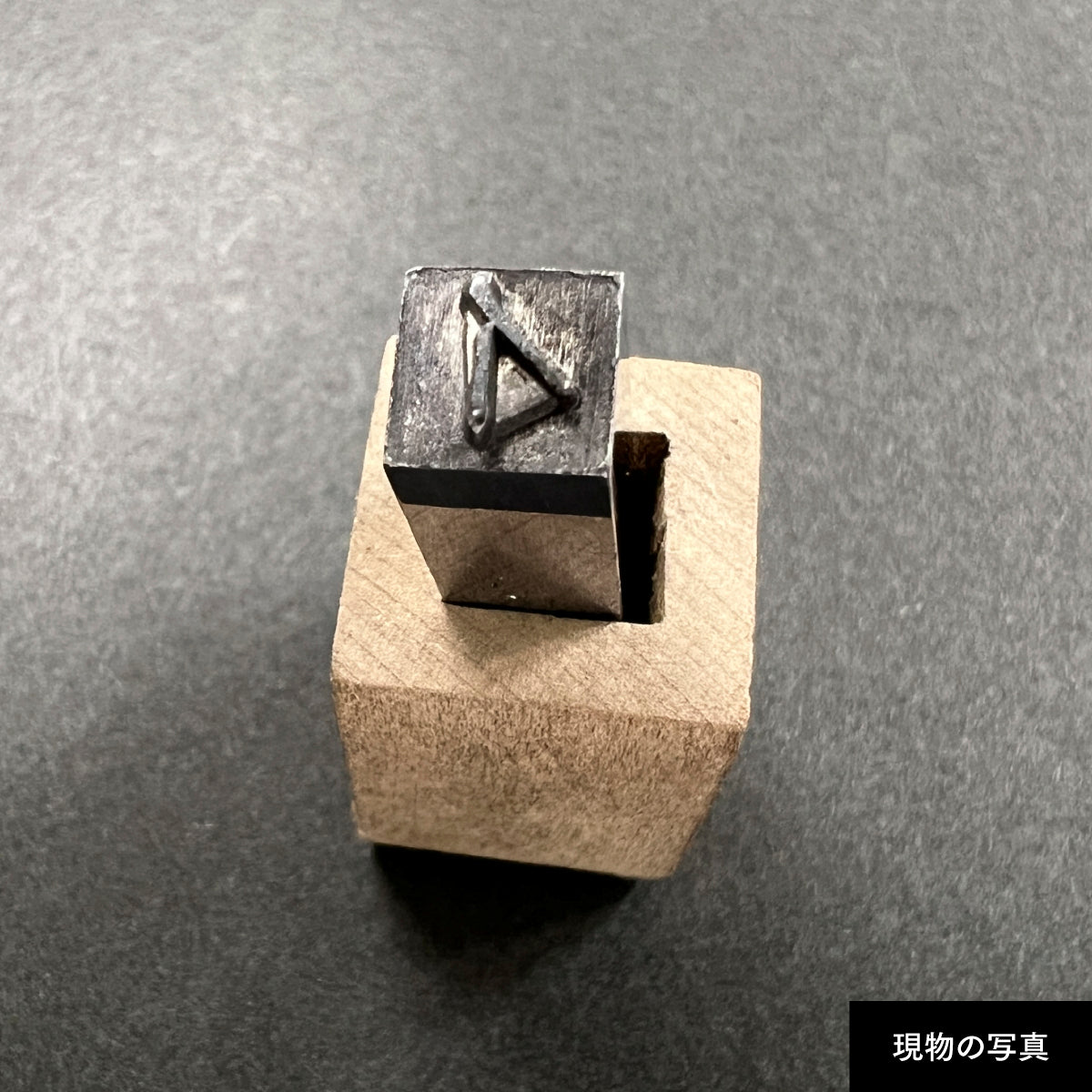 活字ネックレス 18pt｜文字「イ」