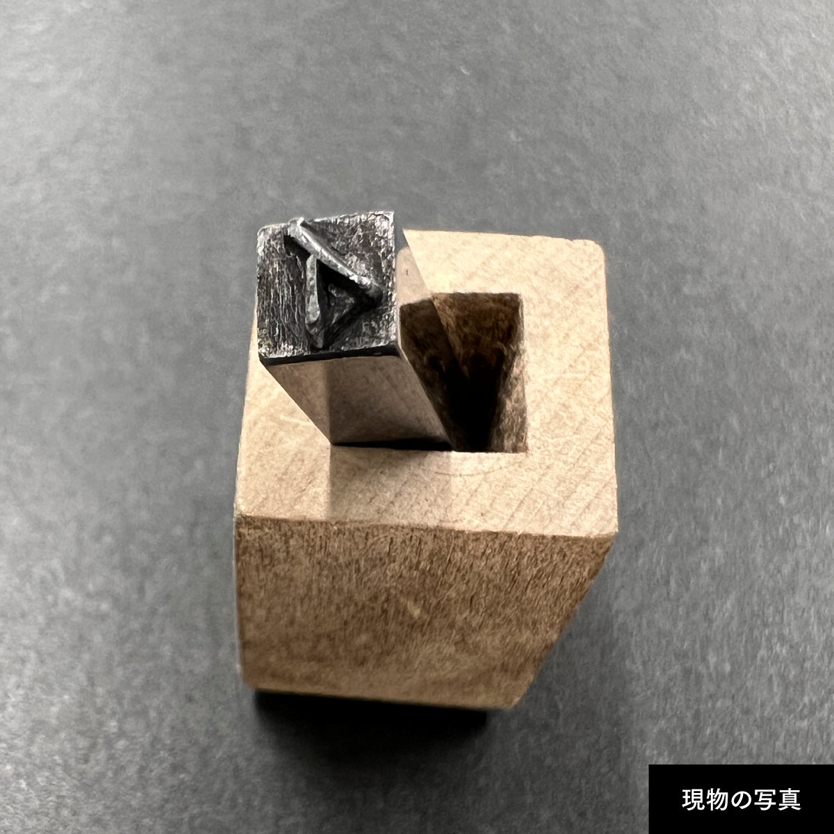 活字ネックレス 13pt｜文字「イ」