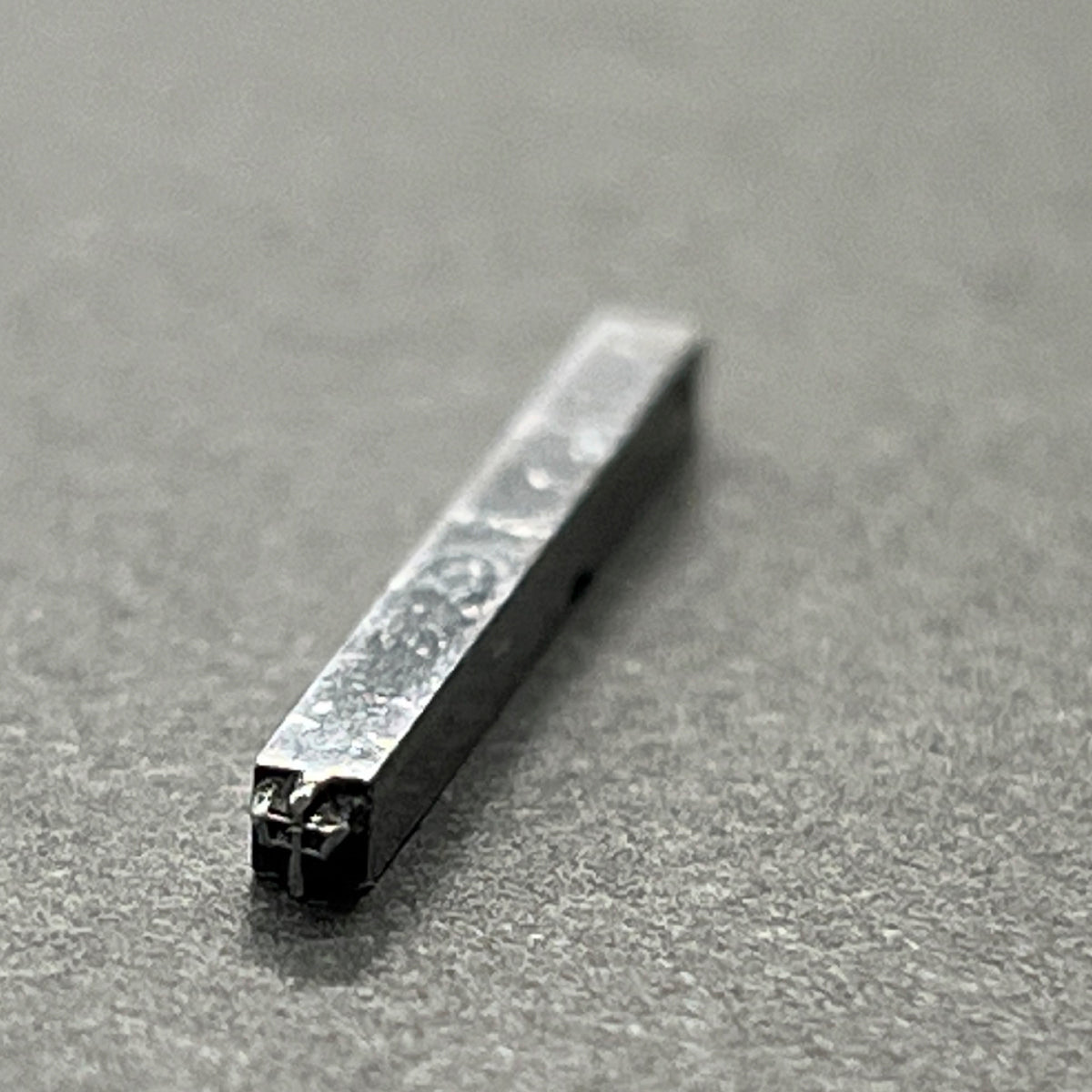 活字ピアス・イヤリング 6pt｜文字「中」