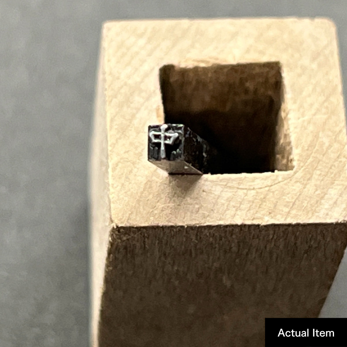 活字ピアス・イヤリング 6pt｜文字「中」