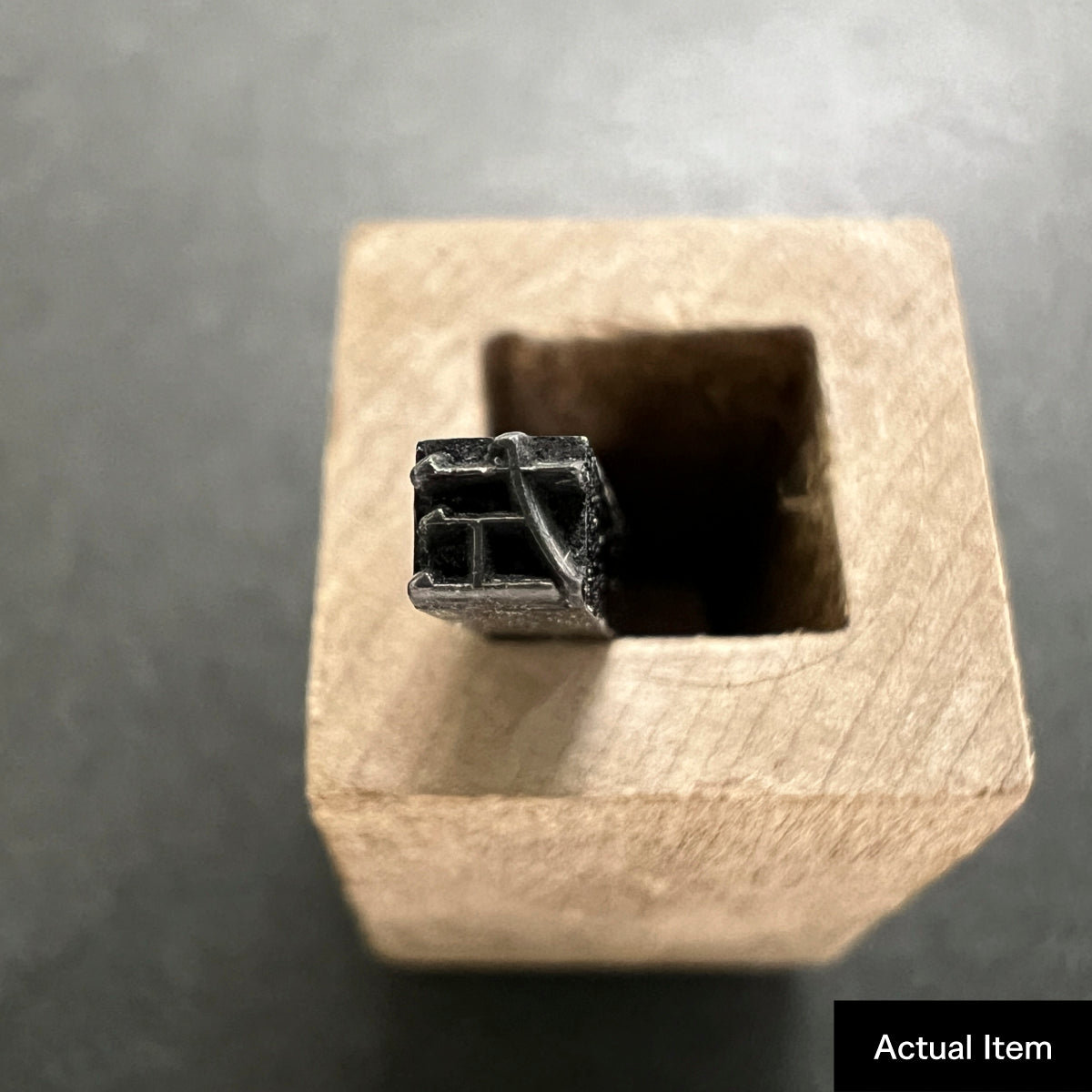 活字ピアス・イヤリング 8pt｜文字「左」
