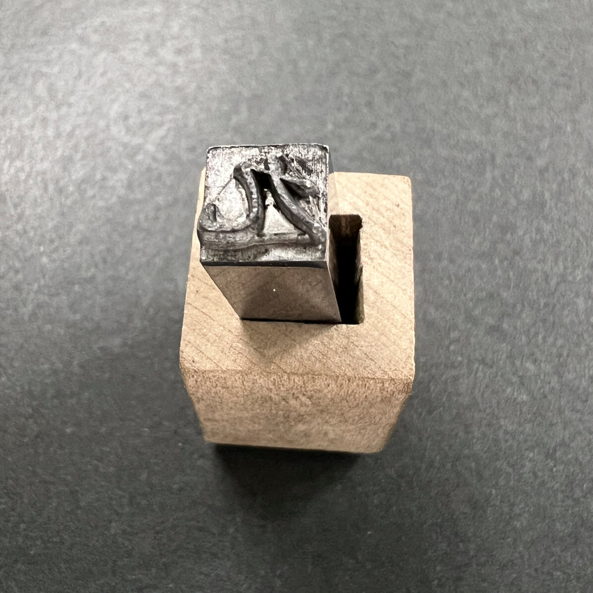 活字ネックレス 18pt｜文字「九」
