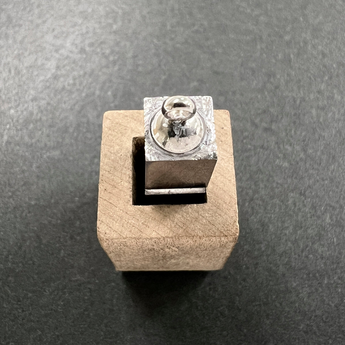活字ネックレス 18pt｜文字「九」